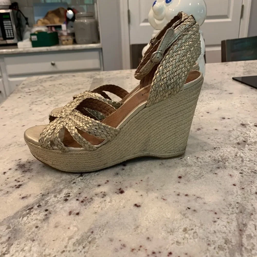 Lucky Brand Gold Woven Wedge Sandals sz 8.5
